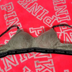 Calvin Klein - lightly lined bralette - L